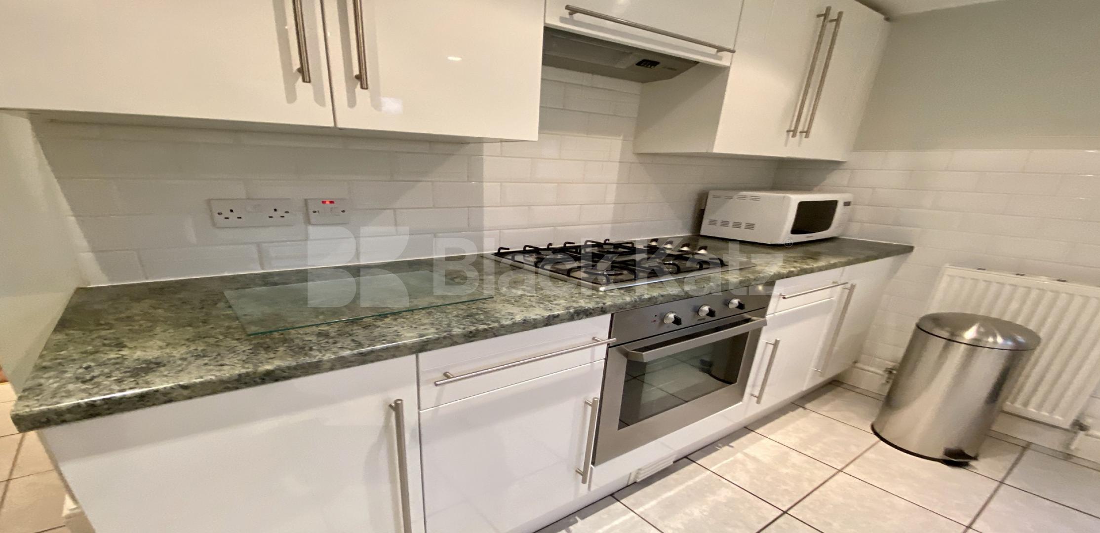 			LET , 2 Bedroom, 1 bath, 1 reception Apartment			 Killyon Road, Clapham